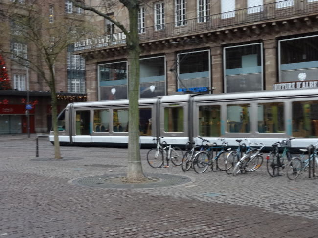 建物のすぐ横をトラムが走ってる(・.・;)<br />