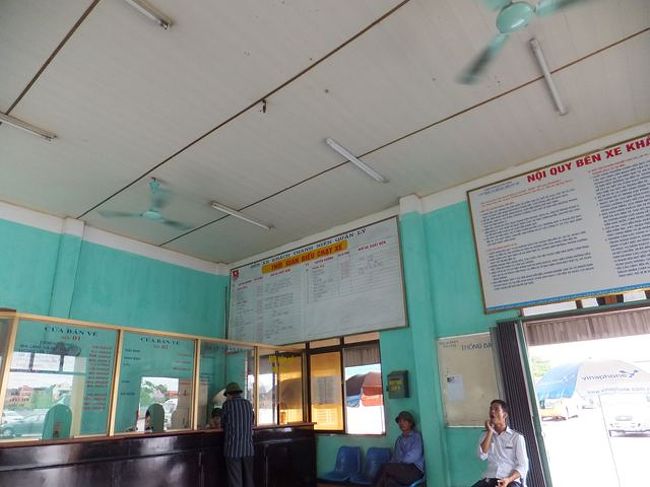 チケット売り場の様子<br /><br />　ここの係りの方には、お世話になりました。<br />　バス乗り場の説明、現地ツアーの勧誘、白タクを避ける方法など<br />分かりやすい英語と、ゼスチャーで教えていただきました。