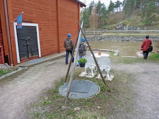 川沿いの倉庫は私有地なので，店が開いていないとほとんど川岸に行けない．その点では不便だったが唯一行ける場所があった．