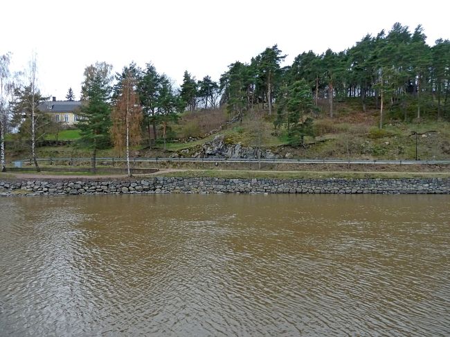 川は奇麗でないが，空が青いともう少し見られる