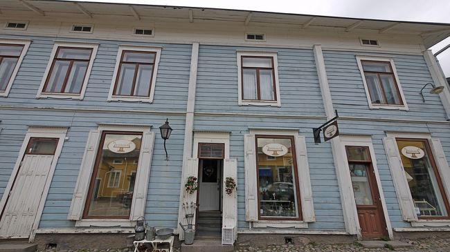 この骨とう品店がやっていたので入った．なかなか面白いものを売っていてちょっとした小物を買った