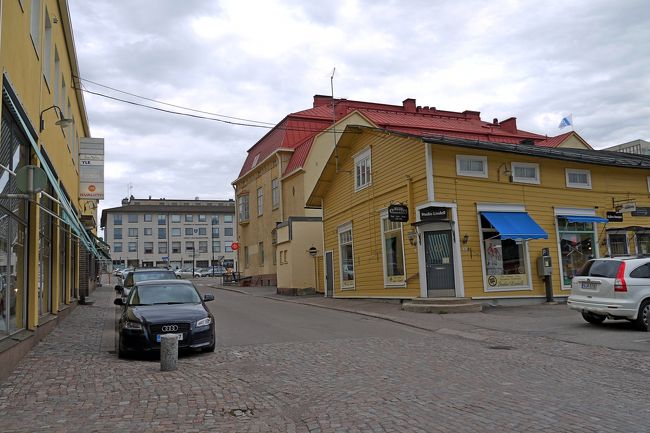 もうここはVanha　Porvoo（旧市街）の境目．むこうには近代的なビルが