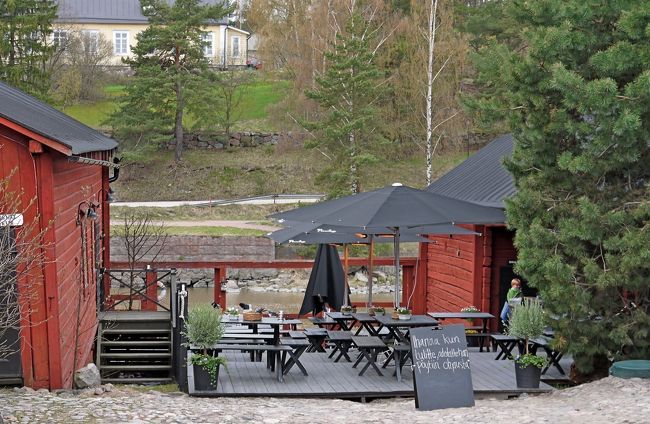 川辺のレストランに入ろうかと提案したが，誰も乗ってくれなかった．Helsinkiで食べようということになった