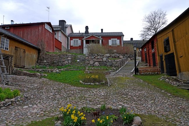 ホルムハウスはこの右の建物だが当然開いていない，商人の家だったようだ