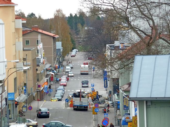 なんという喧噪．こちらは時間に取り残されたように静か