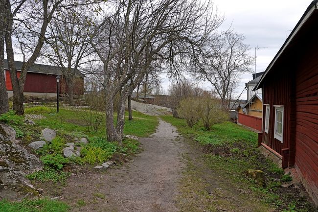 このあたりは岩石の上に家が建つ