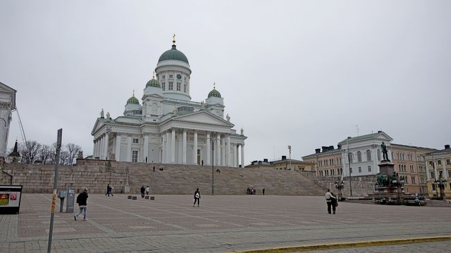 1815　元老院広場に着く，ヘルシンキ大学図書館に近いところに車を置く