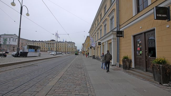 友人のおすすめレストラン，以前一緒に働いていた仲間がウエイトレスをしている．私の同僚は以前会っている．