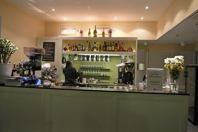 まっすぐ前にバーがある