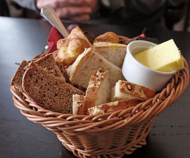 まずパン，おいしい．ビール大5.5ユーロ，小4ユーロ，赤ワイングラス5ユーロ