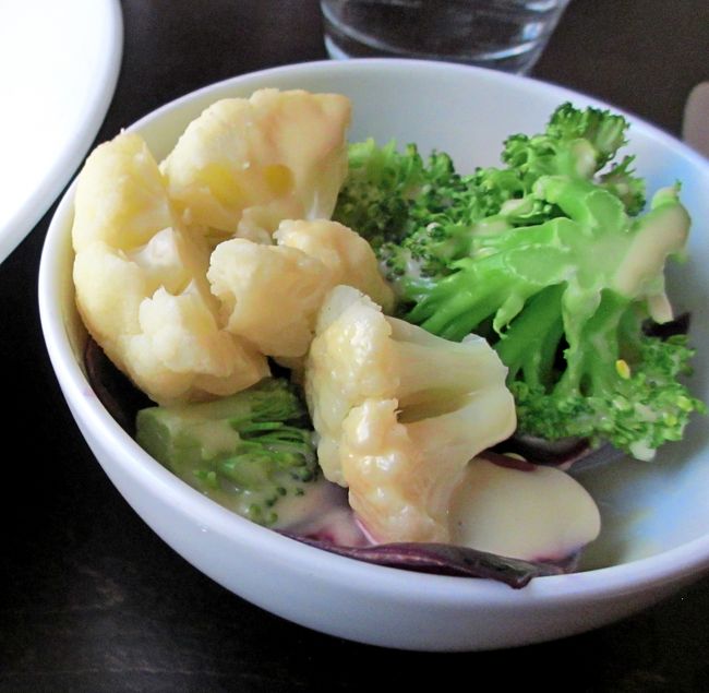 サイドサラダ3.5ユーロ，他のつけあわせ3.5−7ユーロ