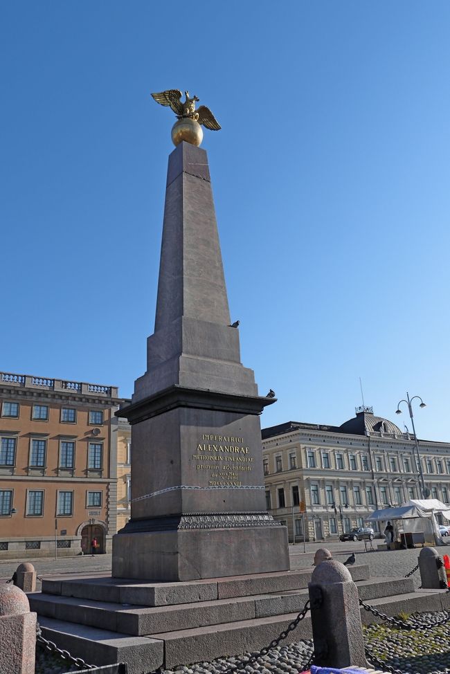 0843　さてどうしよう！こんなにいい天気，まだMatkailija lippuがつかえるし，こんなに晴れているし！そうだ，時間がないが，Suomenlinnaへのフェリーの往復はできいるだろう！とんぼ返りでいいし！時刻表を見ると0850発でSuomenlinna,同じ船0910発で0925には帰ってこれる！所要は15分<br />ちなみにこの塔はロシア皇帝の記念碑，ロシアの保護国であった頃，皇帝の意向を徹底させようという嫌な感じのものだが．． <br /><br />