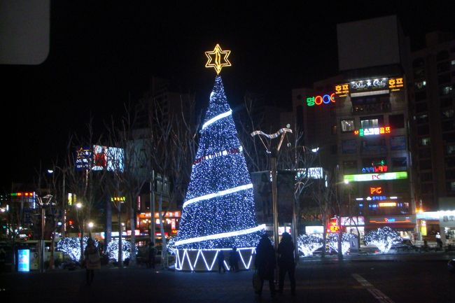 ロッテデパート前<br />クリスマスツリー