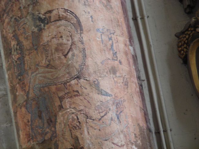 おられた左腕を抱えている様に見えるのだけれど…