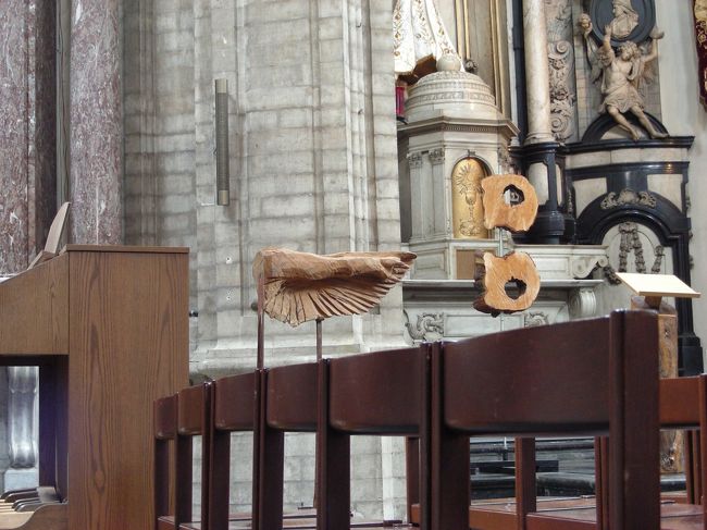 天使の折られた左腕、、、<br /><br />↑折られた左腕を大事そうに抱えているような壁画もあったから、折られた左腕信仰みたいなのがあるのかな、と思って