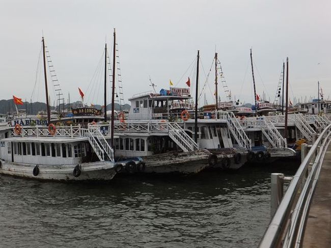 散策<br /><br />　ずいぶん多くの観光船が停泊したままです。