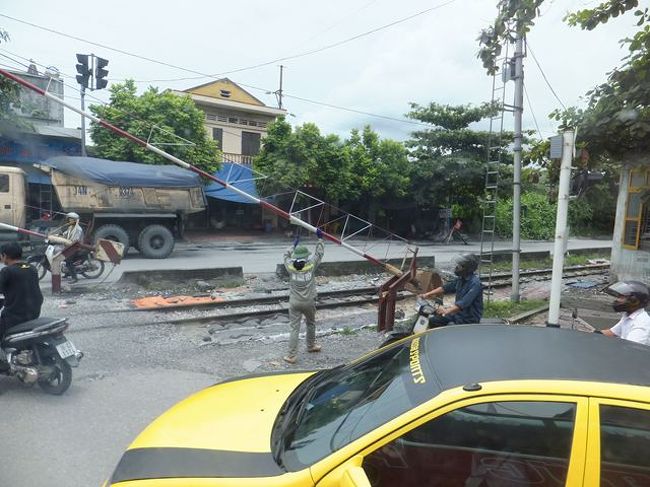 傘をかぶったおば様が、手で遮断機を持ち上げて・・・