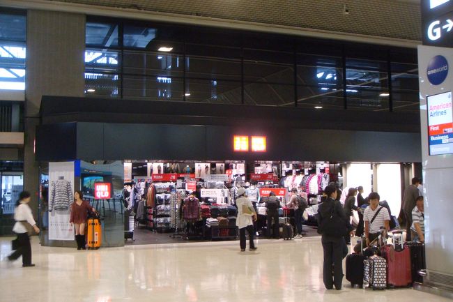 成田空港内ユニクロ<br /><br />いつも出発前に重宝しています。<br />ここでワンディパック1000円購入♪