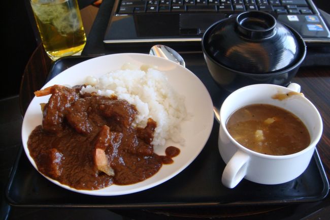 しっかりＪＡＬラウンジでカレー食べてるし（笑）