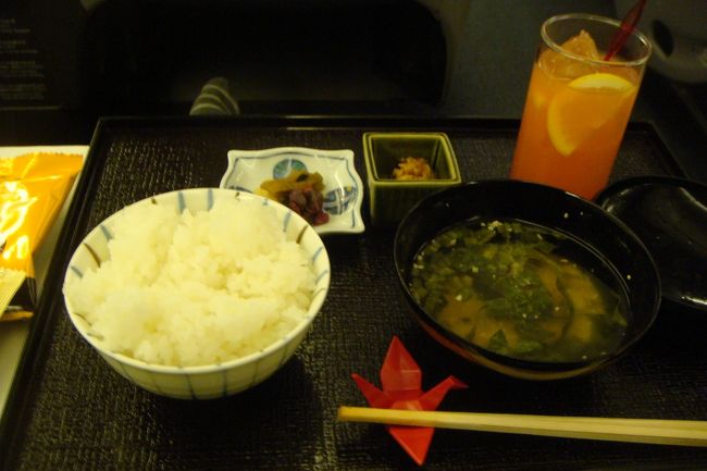 続いて御飯と味噌汁<br /><br /><br />機内で炊き立てのご飯は最高♪