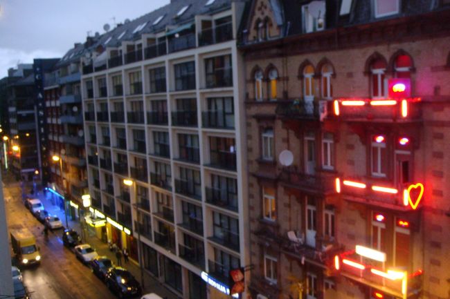 宿周辺はエロスセンターが一杯♪<br /><br />寒いんだけど階段の上り下りで汗が出ます（笑）