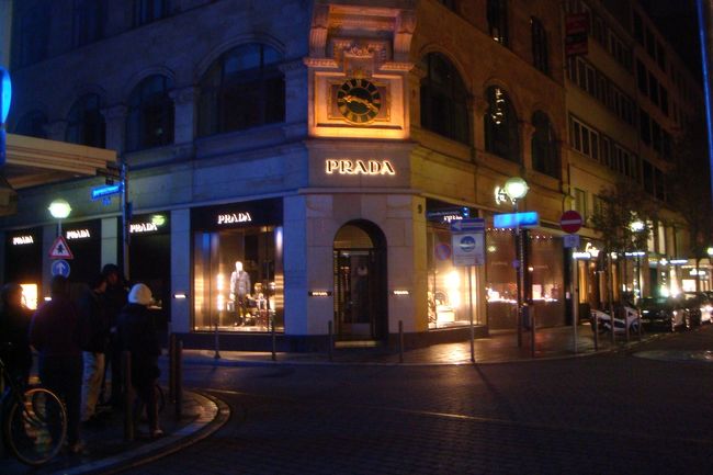 有名な高級ブティック通り<br /><br />しかし日曜日は全滅（全部休み）