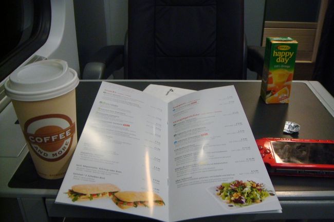 車内で簡単な食事オーダーできます。