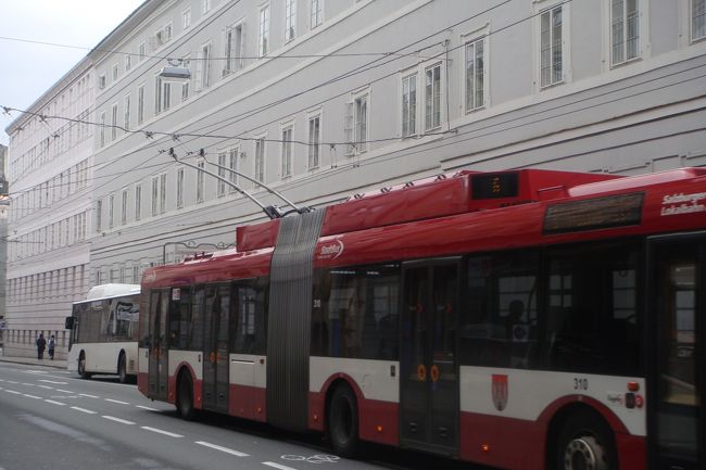 よく見るとトラム（路面電車）って<br /><br />電線がつながってるのね。よくからまないなー（素人発言♪）