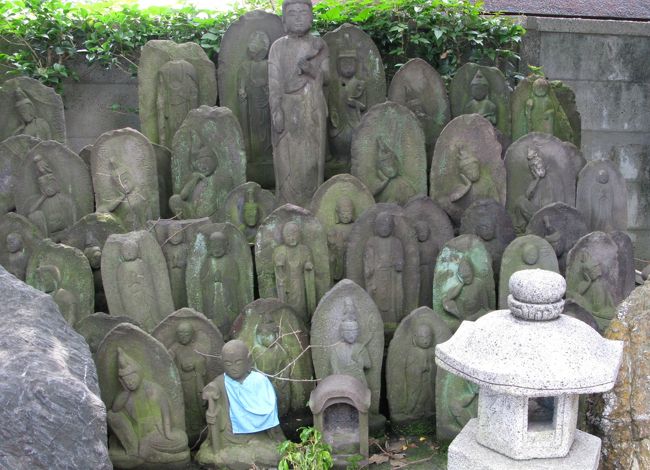 　寺内に入ります。<br />古い石仏が集められています、江戸時代には広い境内を持っていたのでしょう。