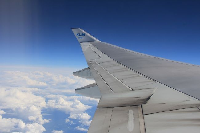 KLMオランダ航空でアムステルダムへ向かいます。<br /><br />格安航空券なので、翼の上。<br />それでも、気持ち良い眺め。<br /><br />自分一人の場合はアイルシートを取りますが、今回はあまり遠慮のいらないグループでの旅行。<br />座席は窓側です。