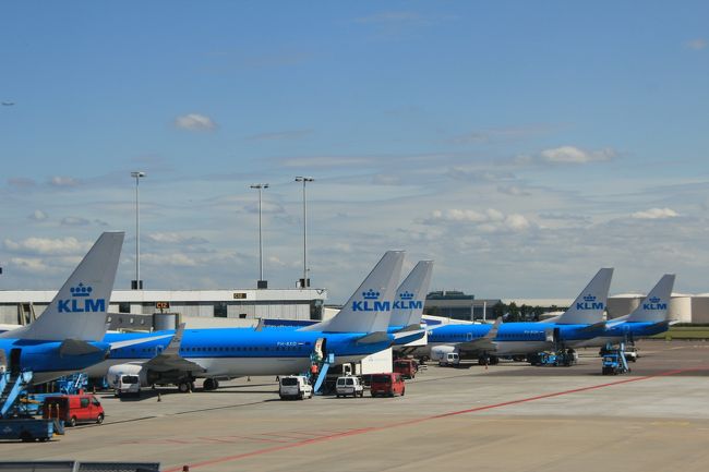 アムステルダム・スキポール空港到着です。<br />青い機体が並んでいる。<br /><br />青い空に青い機体。<br />気持ち良いな！