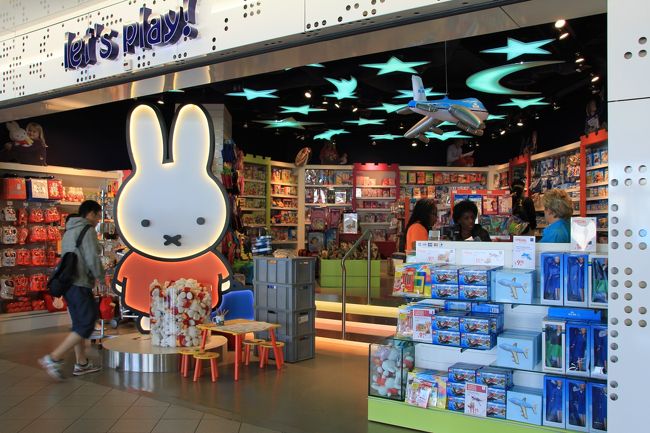 ミッフィーちゃんのお店<br />おもちゃ屋さんでした。<br /><br />ミッフィーちゃんの絵の木靴型マグネット買っちゃいました。