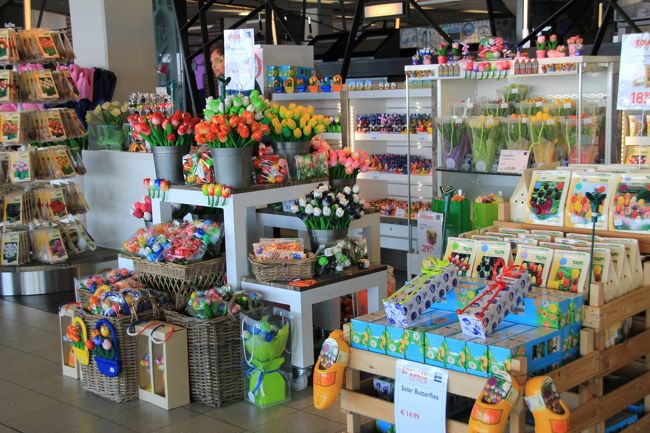 オランダだね。<br />チューリップの色んな物が売っている。