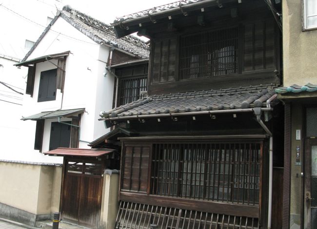 　一葉旧居は谷底のような処に有り、今度は反対側の階段を登ります。<br />その尾根道を行くと右側に伊勢屋質店が有ります。<br />一葉がよく利用した質やで、昭和57年迄営業していました。<br />竜泉に越した後も利用しました。<br />　&quot;蔵のうちに　春かくれ行く　衣替え&quot;　一葉