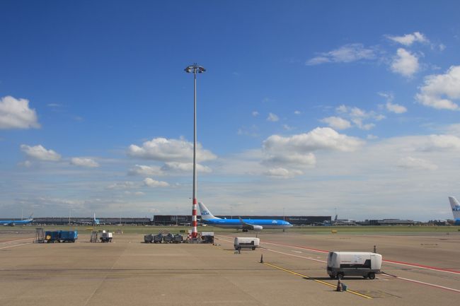 飛行機の窓から。<br />もうじき離陸します！