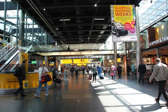 広くて明るい飛行場。<br />お買い物も色々できます。