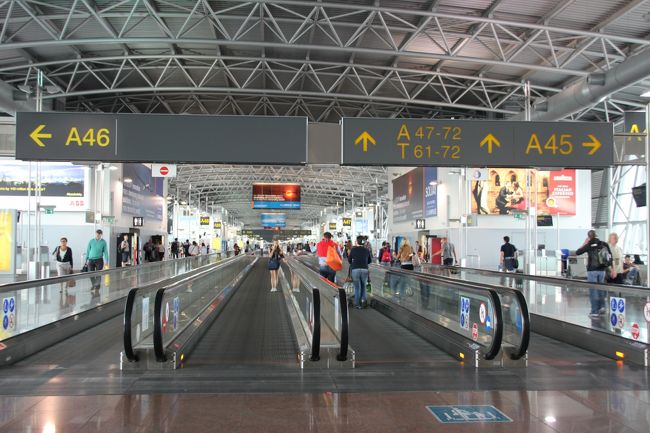 ブリュッセル空港到着<br />此処も広い。
