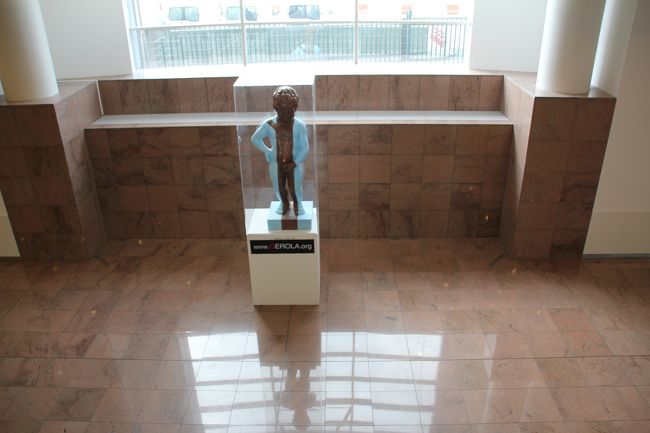 パスポートコントロールへ向かう途中の階段室に、早速現れた、ブリュッセルの人気者。<br />でも、これ、変な色の塗り分けはどう言う意味だろう？<br /><br />下から見上げると分かるのかな？