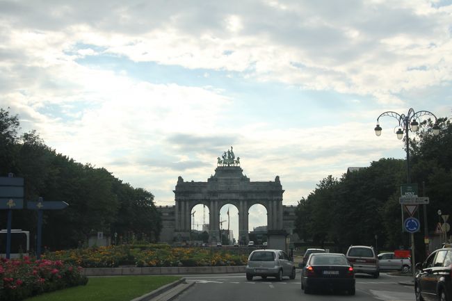 タクシーでホテルへ向かいます。<br /><br />８人グループでの旅行です。<br />大型のタクシーがあって、一台で乗れてラッキーでした。<br /><br />凱旋門前を通って行きました。