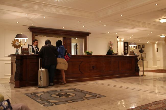 日本大使館と背中合わせの位置にある<br />STANHOPE HOTEL<br />Rue du commerce 9-B-1000　Brussels/Belgium<br /><br />レセプション前のロビーはとても広くて、毎朝の待ち合わせに重宝しました。