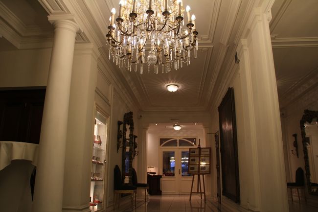 ホテル到着<br />道路からの入口はとても狭くて「あれ？」と言う感じでしたが、一歩中に入ると、なかなかの造り。