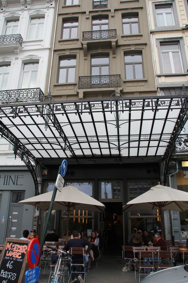 ビール！ビール！<br /><br />今日のお楽しみ。<br />ブラッスリー「ムーデルランビック」へ繰り出しました。<br />ホテルからタクシーで10分位だったでしょうか<br /><br />明るいけど、時間的には結構夜です。