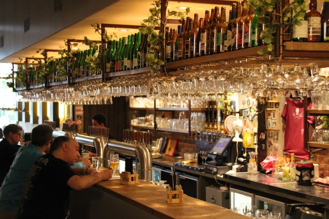 銘柄ごとにグラスも決まっていると言うベルギービール。<br />グラスが逆さ吊りに。