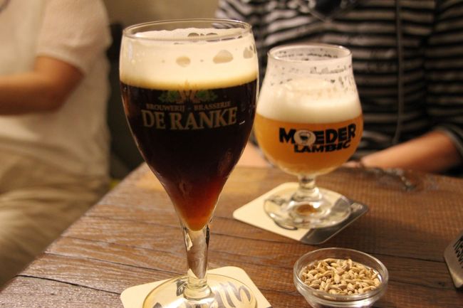 一杯目。<br />私のはブラウンビール、あちらのは店のオリジナルのランビックビール。