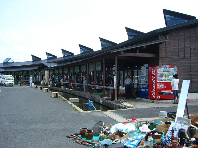 　第一会場の「村役場」を後にし、第二会場の「道の駅　いなかだて」へと向かう。<br /><br /><br />ここから、すぐだ。<br /><br /><br />写真は、「道の駅　いなかだて」<br /><br />駐車場にバイクを駐め、奥の方へと進む。<br /><br />そちらが第二会場。<br /><br />