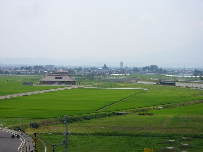 　写真の真ん中に、田舎館村の役場　天守閣（展望台）が見えました。<br /><br />
