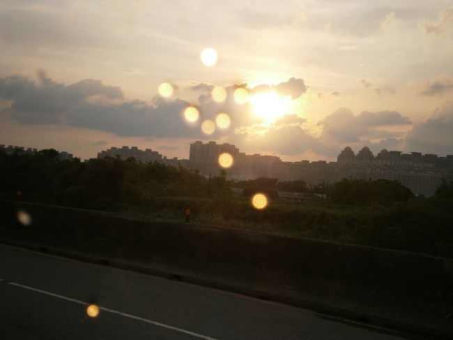 スコールで濡れた車窓から・・・。<br /><br />車には、筍が積まれています。<br /><br />その後、劉兄(客家人)の友人の原住民(阿美族)の方々と晩餐、カラオケ・・・。<br /><br />主催した老板娘が22時までと宣言し、お開きと相成った。<br /><br />また、原住民出身の方々は、日本統治時代の名残りを受け継いでいて、日本語が堪能な方が多いです。<br /><br />