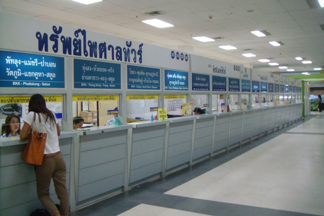 行き先別にずらっとチケット売り場が並んでます。<br /><br />しかし安い！<br /><br />タイはバス網が発達してますね。