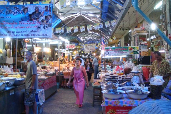 ホアヒン市場<br /><br />昼前なのにけっこー客がいました