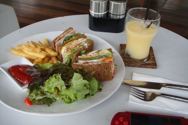 パイナップルジュースとクラブサンド<br /><br /><br />非常にアロイ◎<br /><br />(^^)v<br />